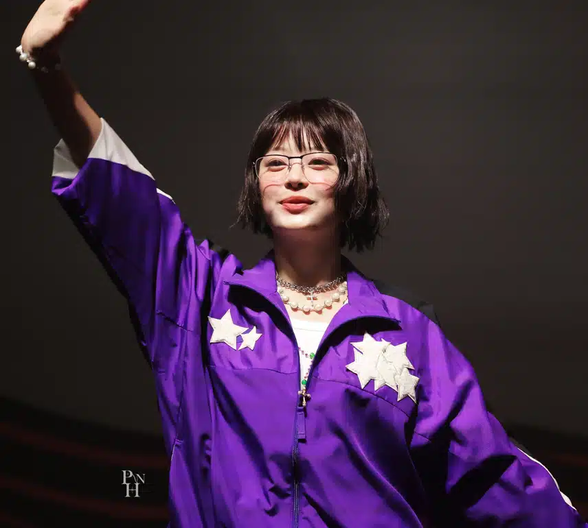 귀여운 보라색옷의 안경하니