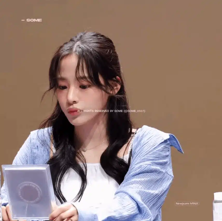 팬싸장에서 거울보는 민지 공주!