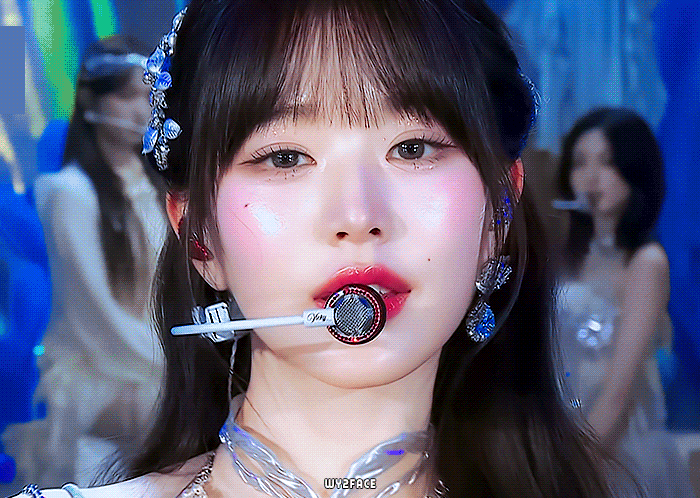 극락 이라는 장원영 얼빡샷!