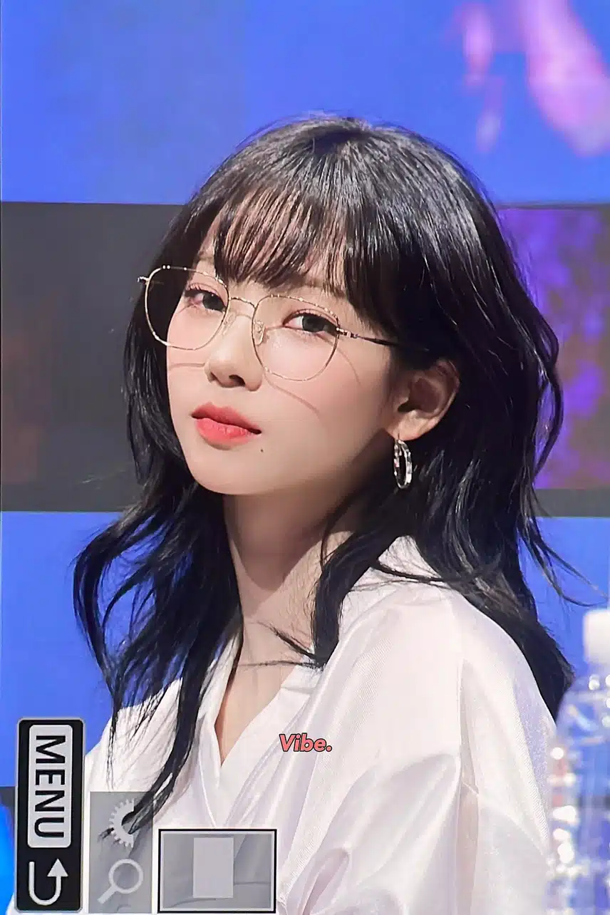 안경도 잘어울리는 카리나