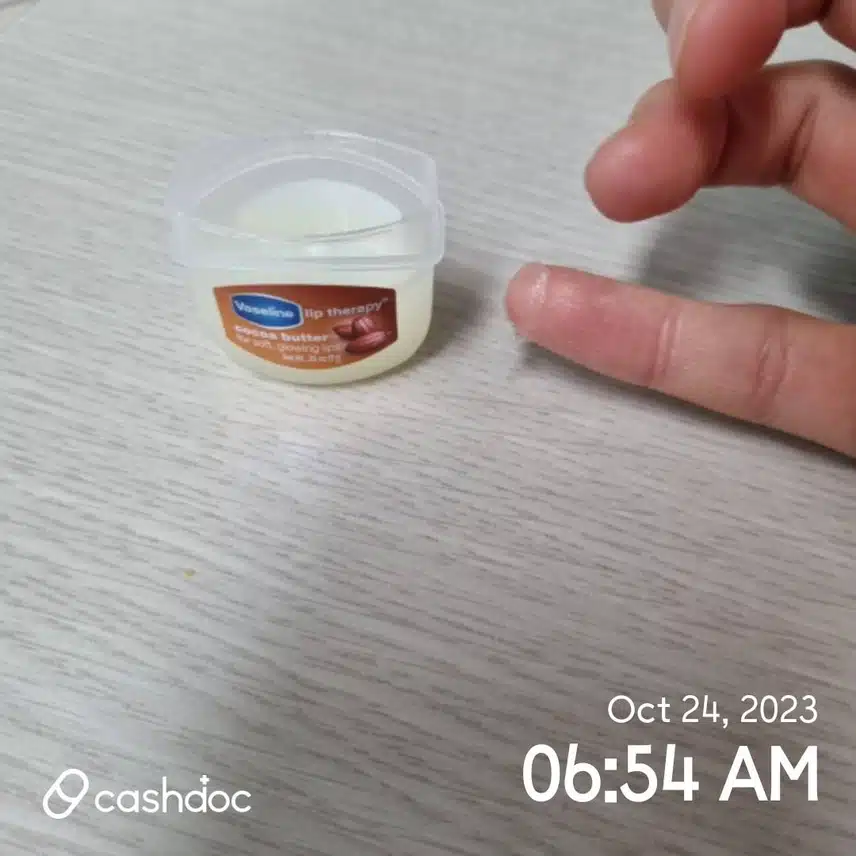 립밤 바르기