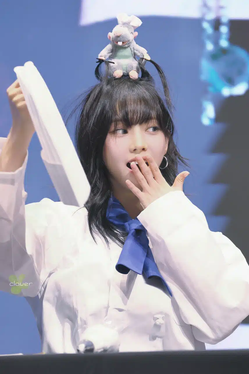 카리나 모자속에 뭐가 숨겨졌을까?