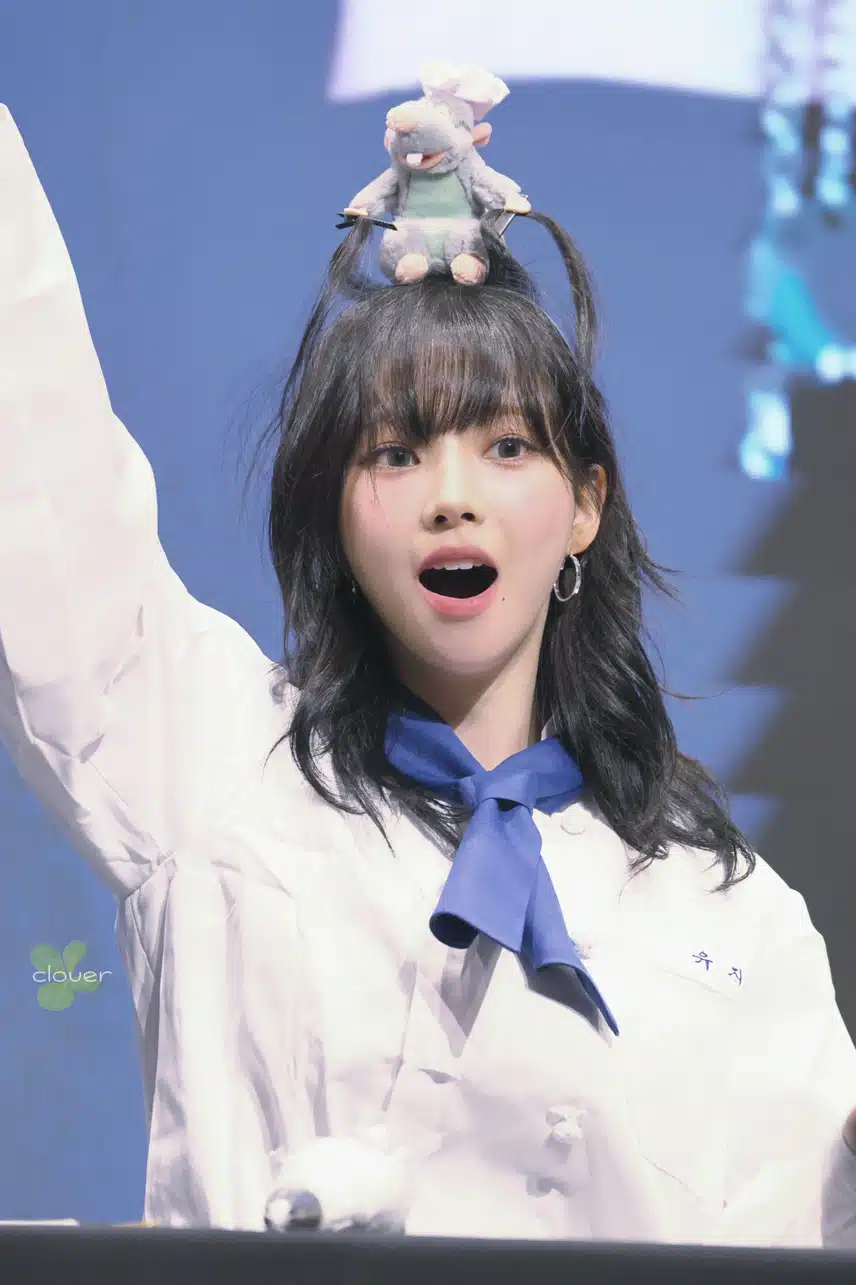 카리나 모자속에 뭐가 숨겨졌을까?