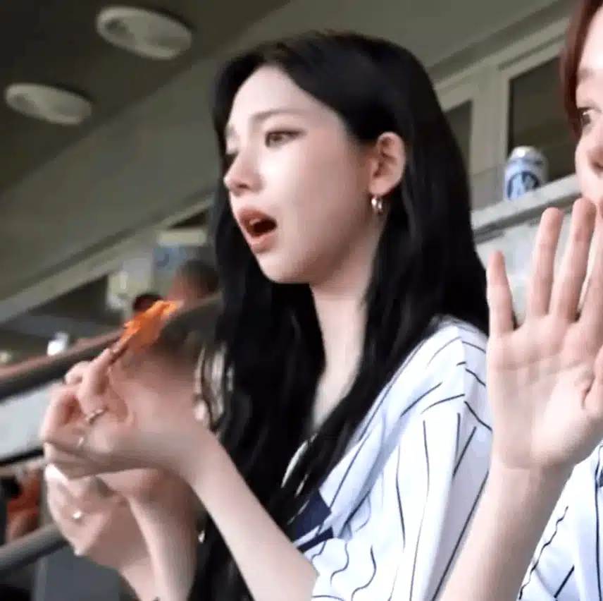 야구 보는 카리나, 진심 귀엽다!