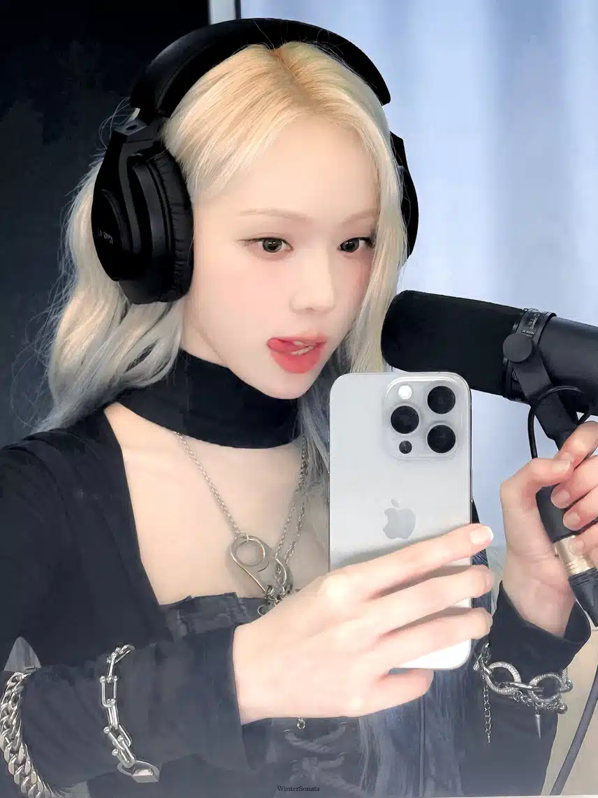 마이크를 든 아름다운 윈터