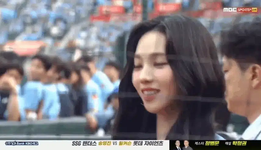 모두 뒤돌아서 카리나만을 보는 중!