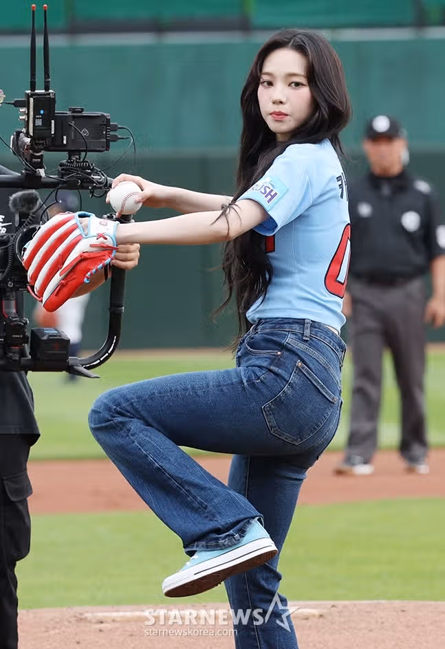 파랑유니폼입은 카리나 기사사진
