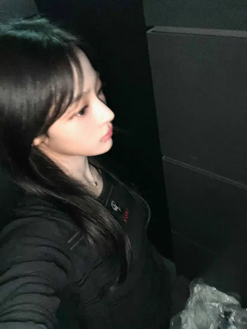 민지 거울셀카 이목구비 쩐다