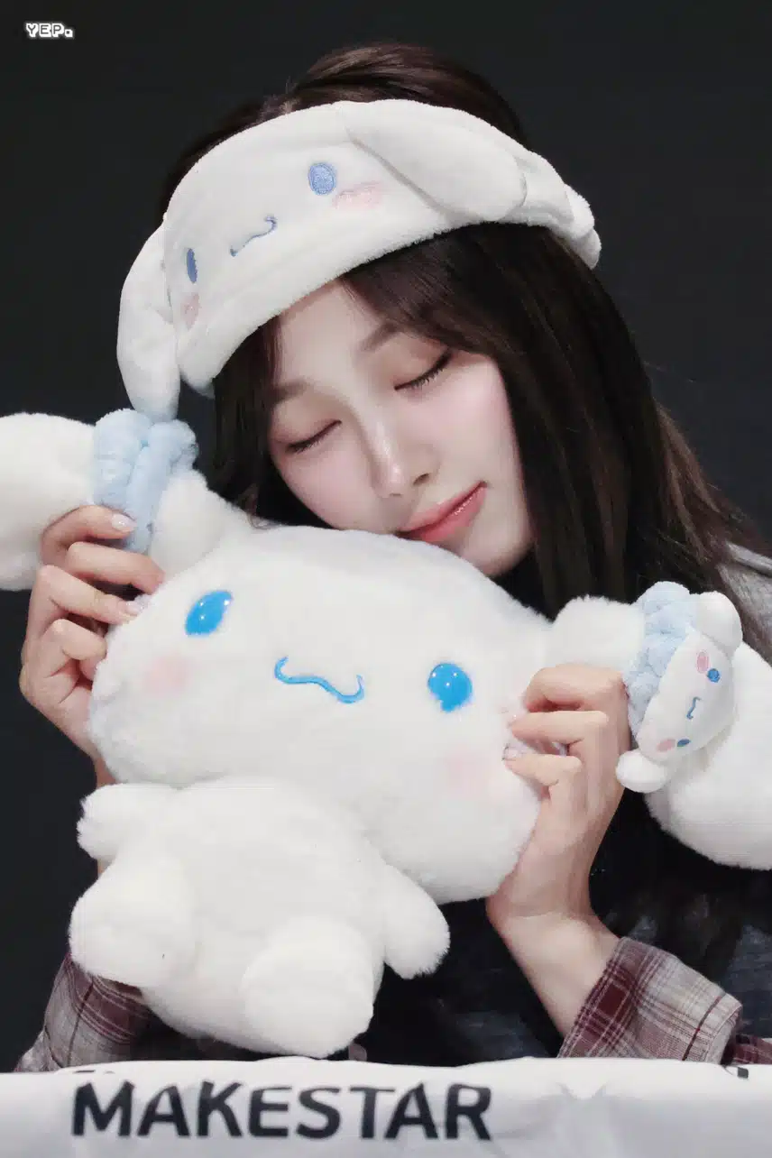 시나몬롤안고 눈감은 지젤🩵