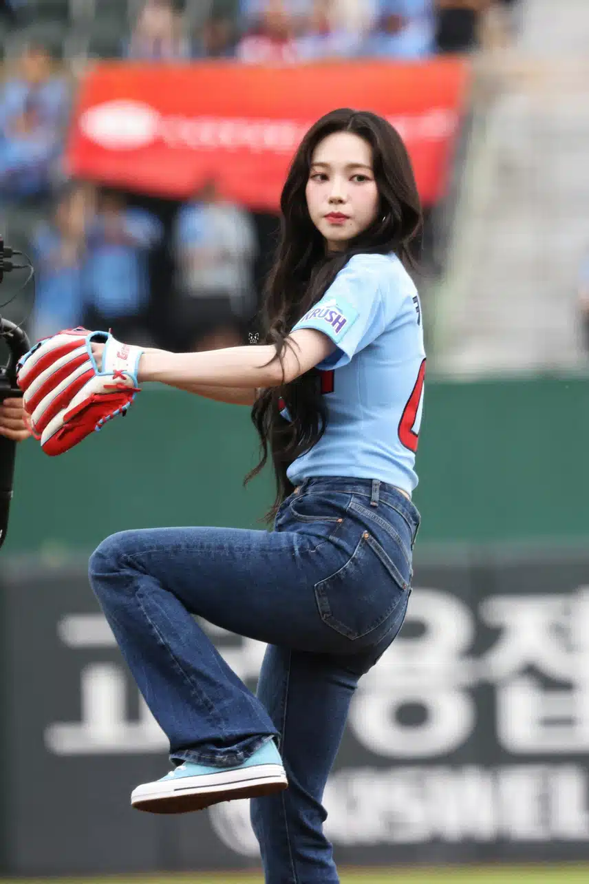 어제 시구하는 카리나 모습🩵