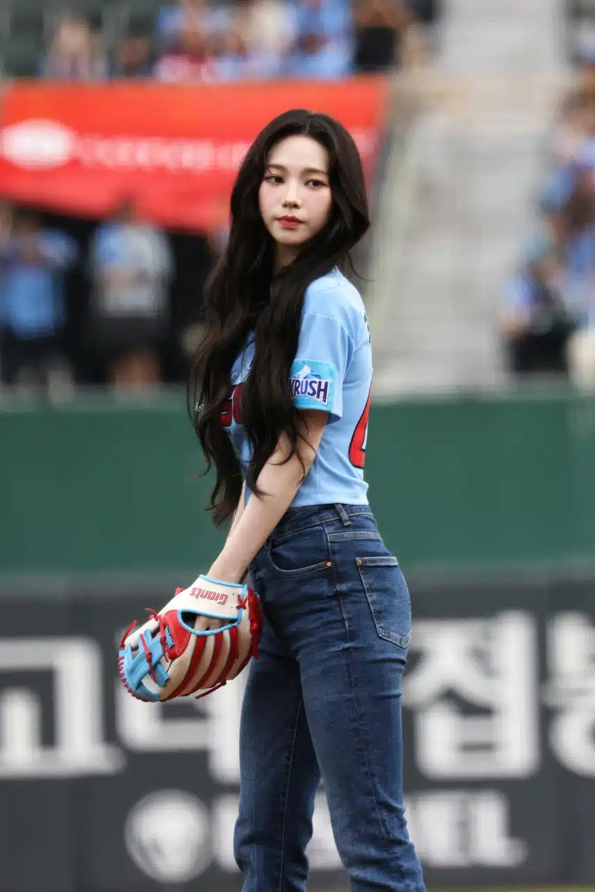 어제 시구하는 카리나 모습🩵
