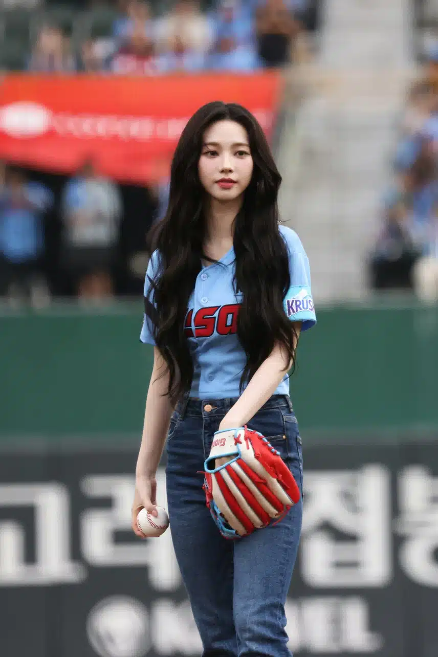 어제 시구하는 카리나 모습🩵