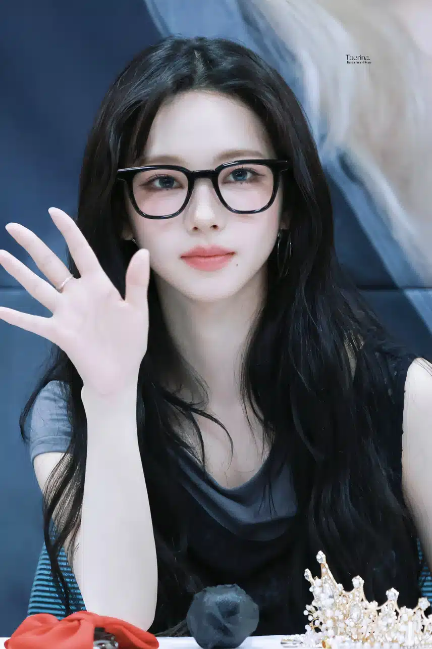 검정뿔테안경쓰고 이렇게 이쁘기있나