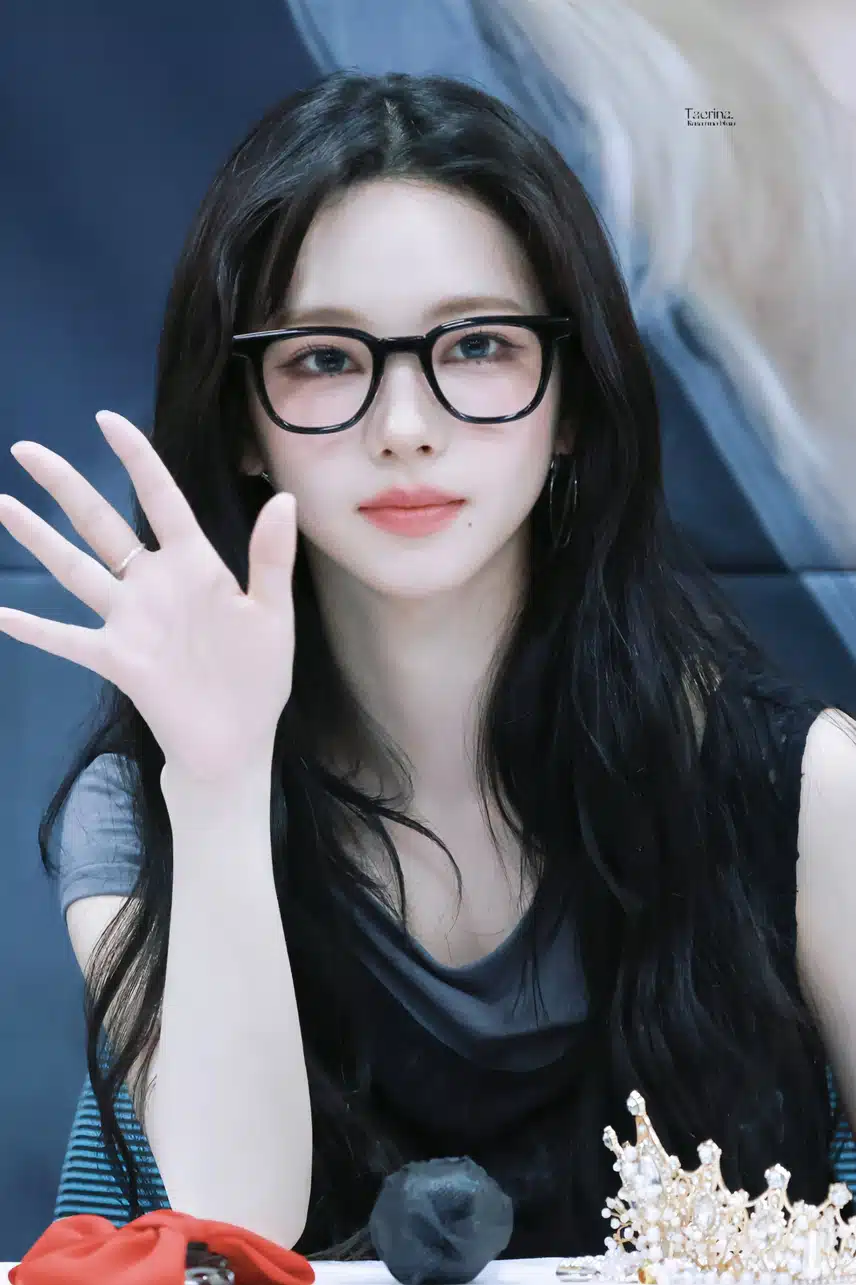 카리나 뿔테안경이 너무잘어울려..