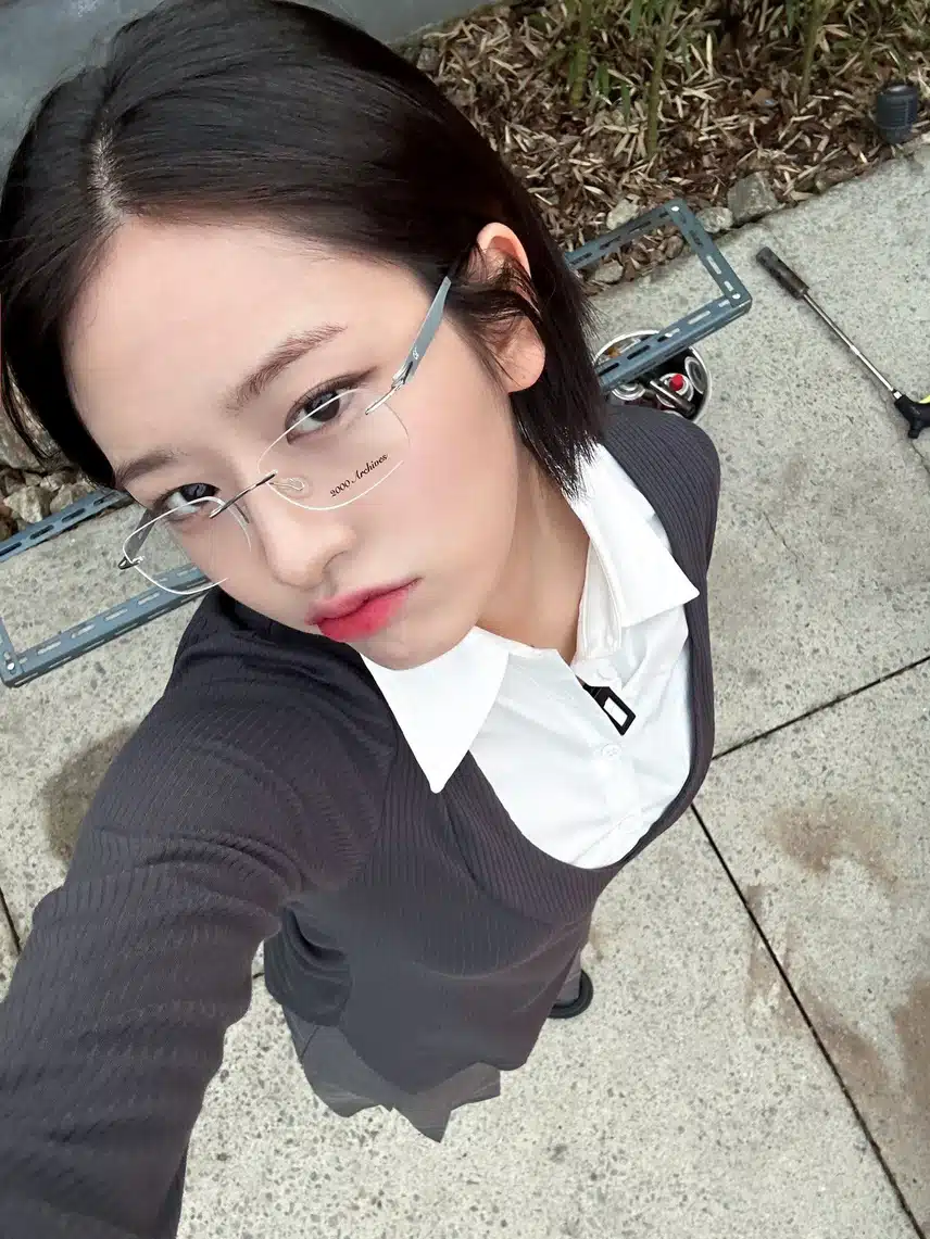 단발+긱시크 유진이👀