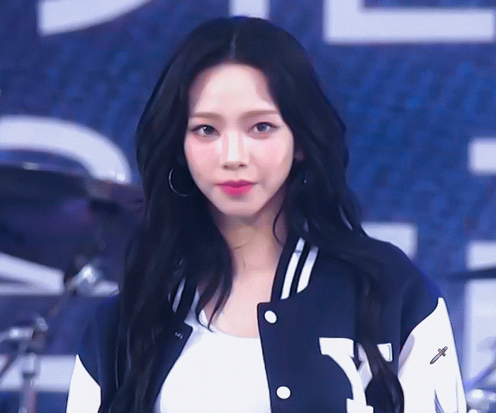 과잠입은 카리나 선배..