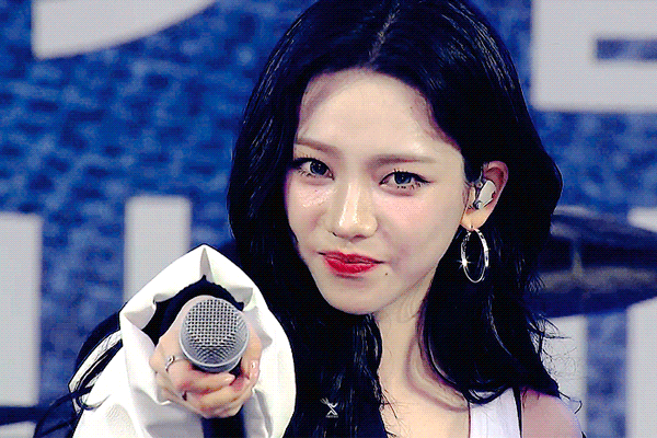 과잠입은 카리나 선배..