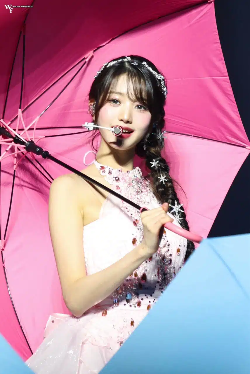 핑크우산이 더 잘어울리는 장원영 