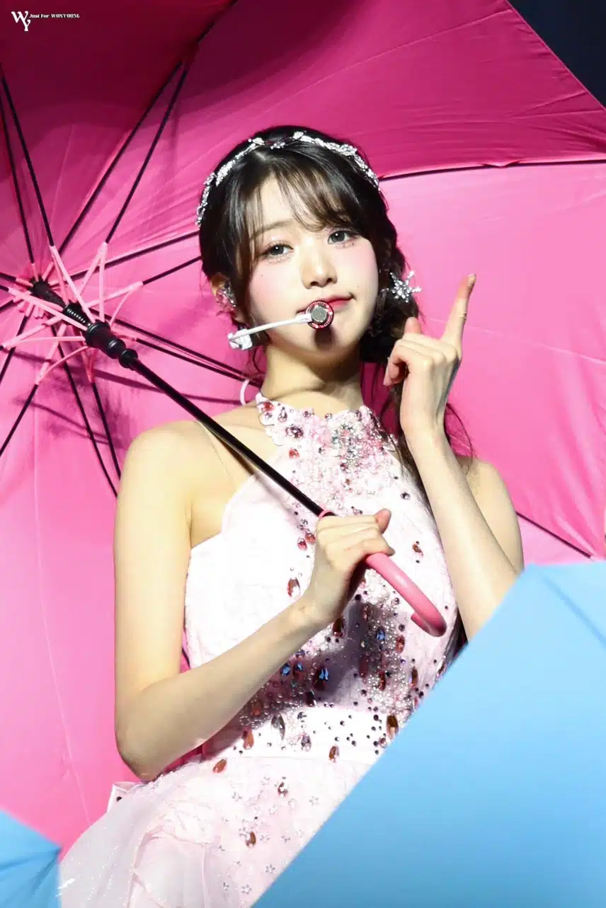 핑크우산이 더 잘어울리는 장원영 