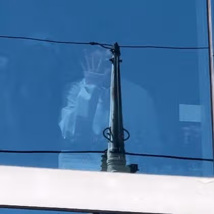 해린이 창문안에서 팬들보며 인사해줌ㅜㅜ🩷