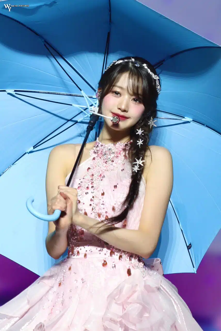 파란색 우산아래의 원영공주님🩷🩷