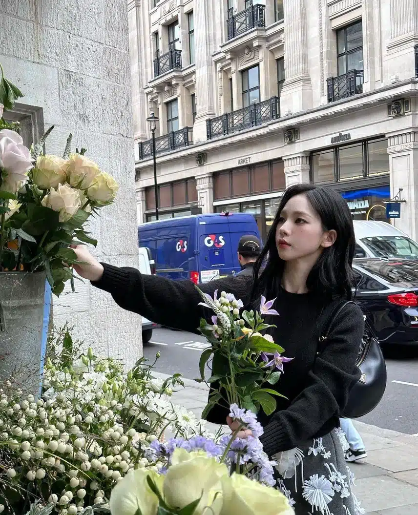 카리나와 꽃의 조합의 최고네요~