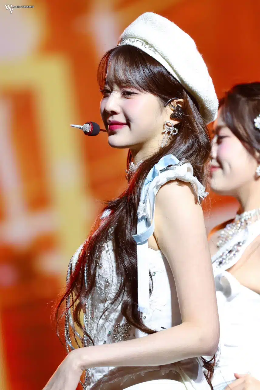 Le béret blanc Jang Won-young fou