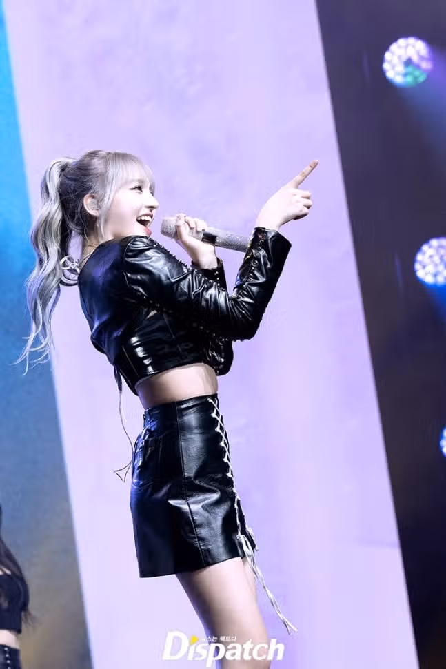 무대에서 행복해보이는 리즈