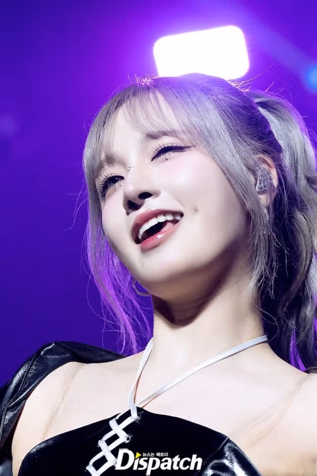 무대에서 행복해보이는 리즈