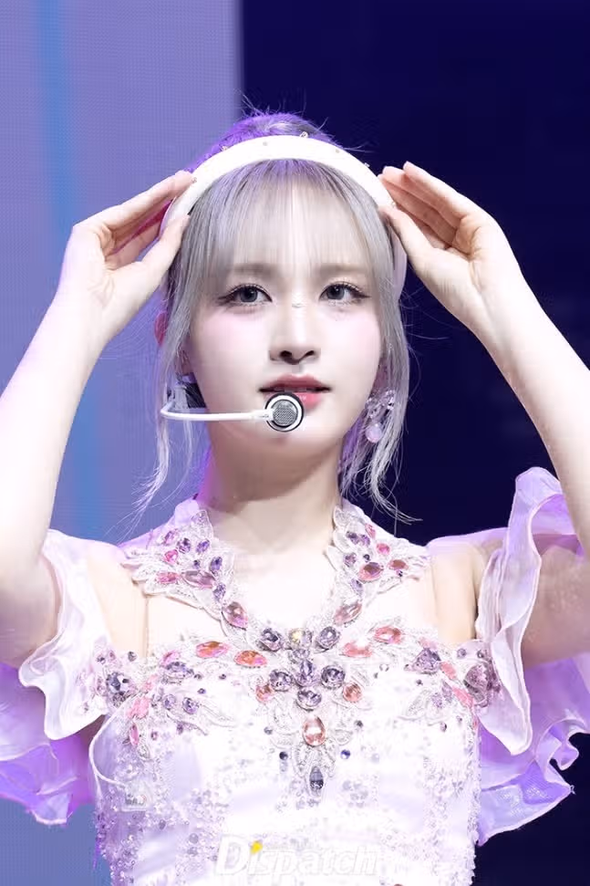 무대에서 행복해보이는 리즈
