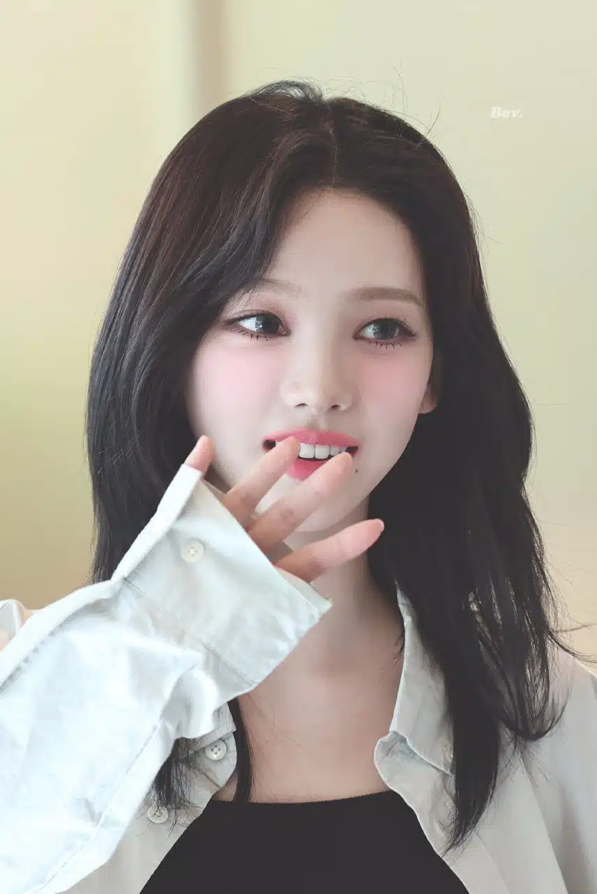 손인사하는 카리나