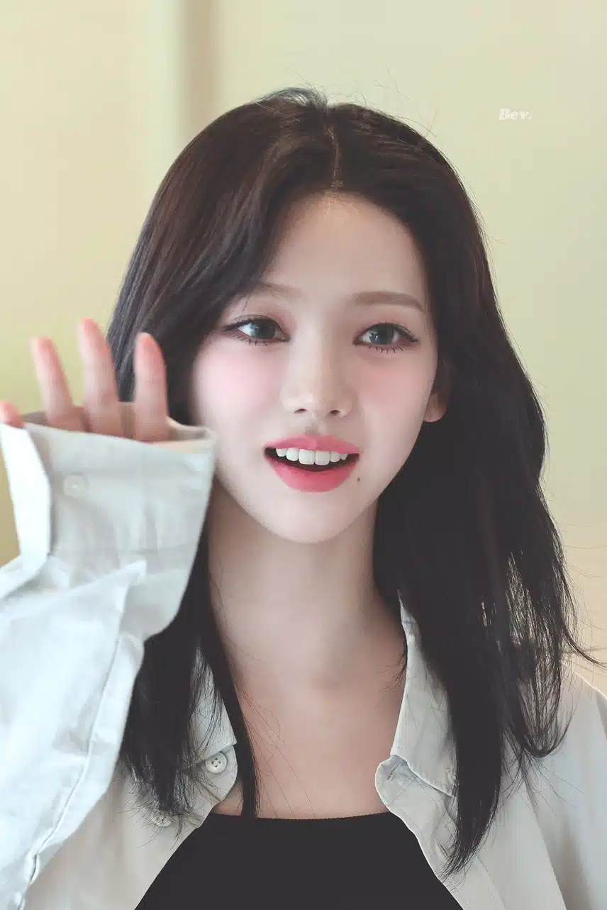 손인사하는 카리나