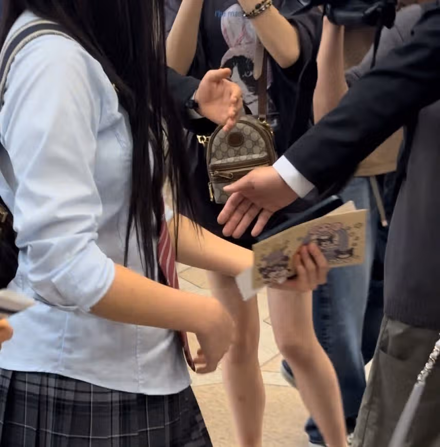 팬의 편지를 받는 강해린!