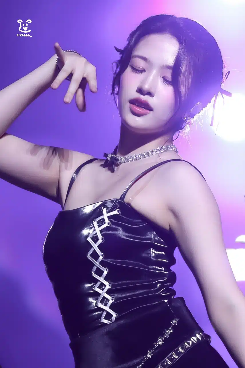 우아한 안유진의 손 짓