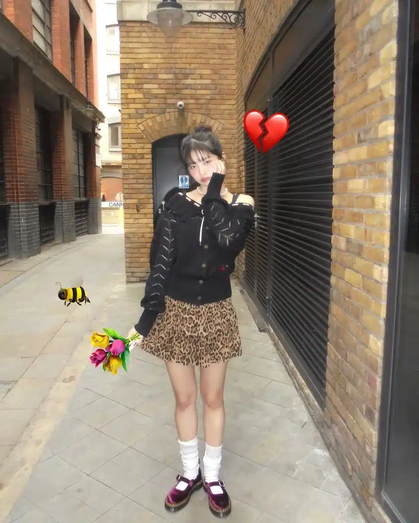 액자를 바라보고잇는 레이와 장미🌹