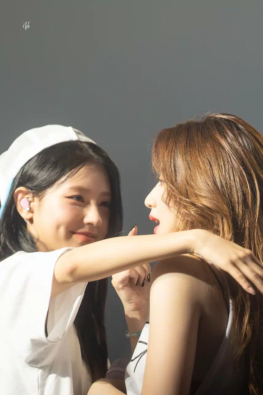미연과 슈화의 포옹