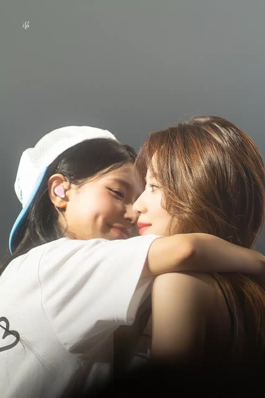 미연과 슈화의 포옹