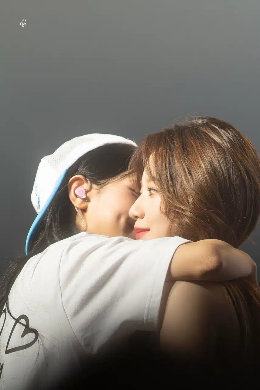 미연과 슈화의 포옹