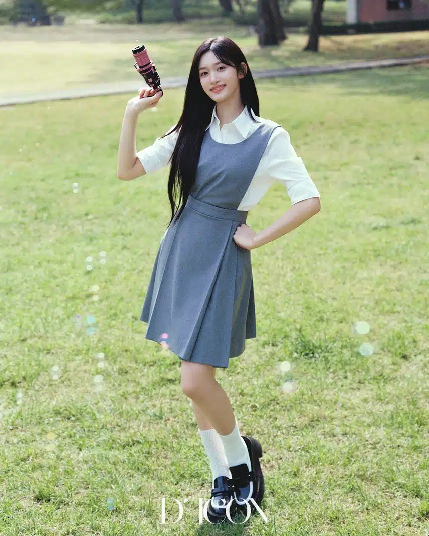 교복 입은 이서의 귀여운 포즈
