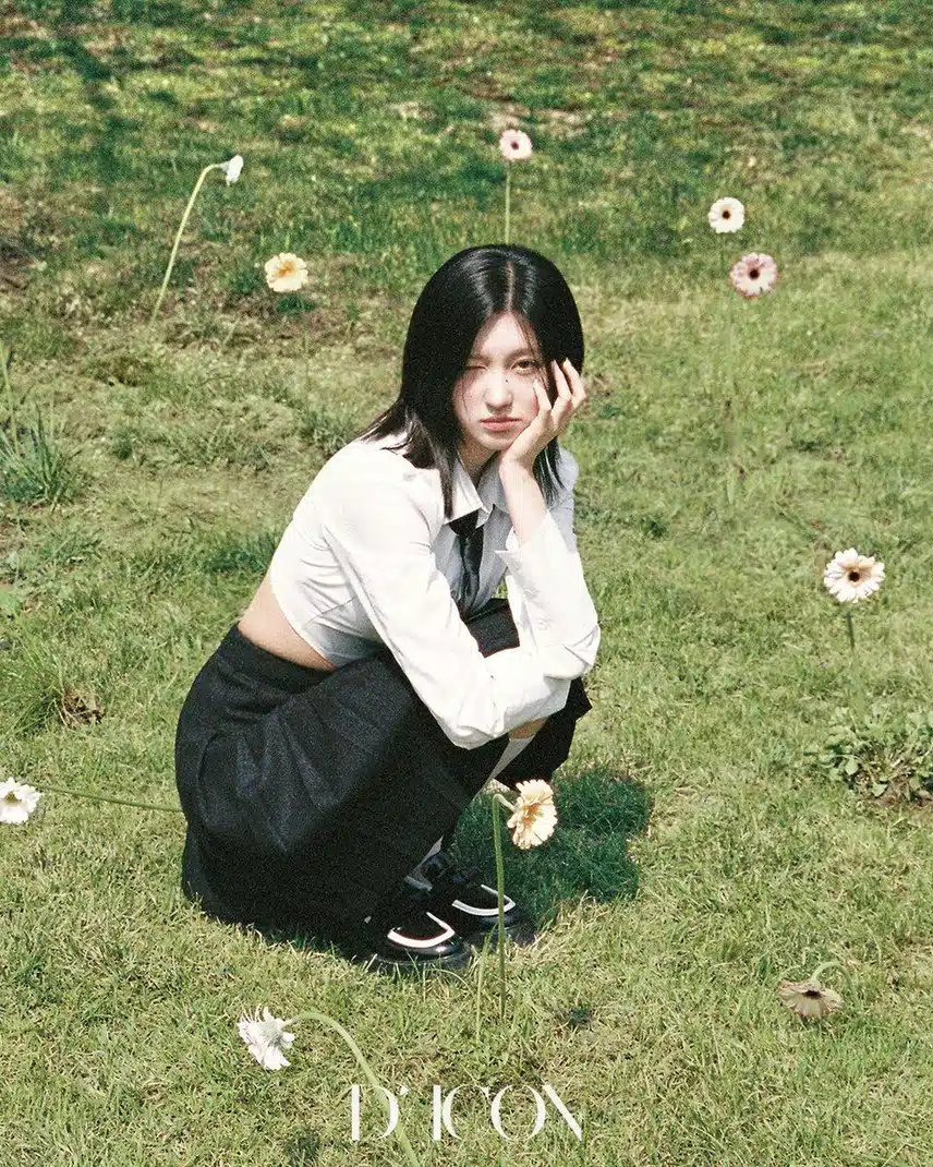 윙크 하는 교복 가을