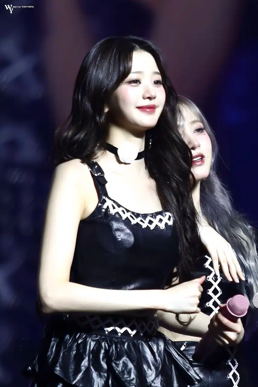 장원영 슈스의 자태 무대 위에서 더 빛납니다
