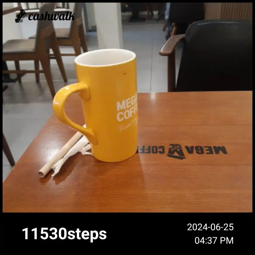 운동하고 더운날씨에 따뜻한커피를 마시고 있다.