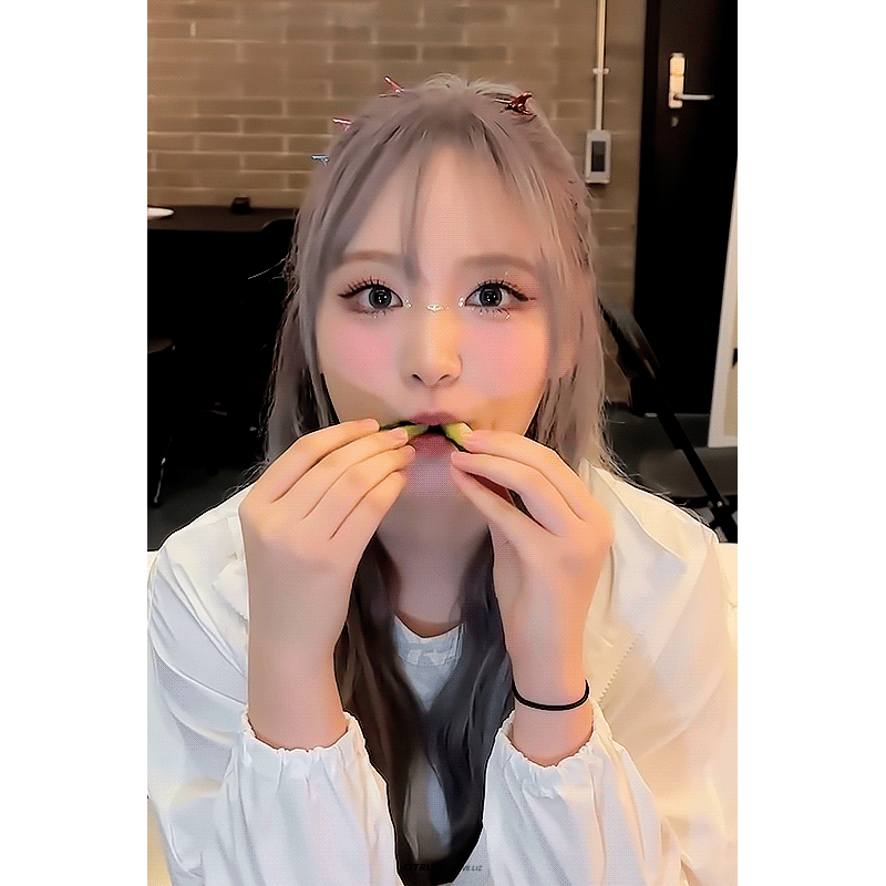 토끼처럼 야채 먹는 리즈