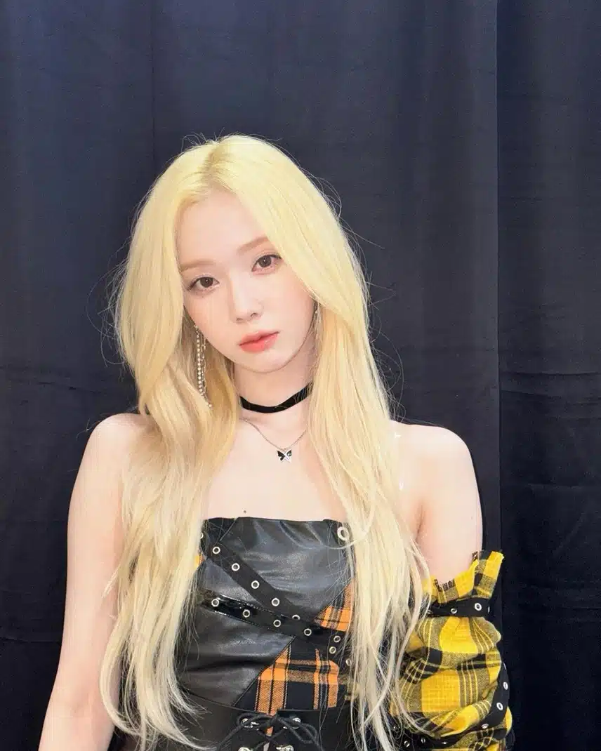 금발 긴생머리 윈터 여신이다!