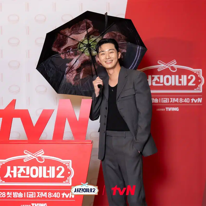 Park Seo-joon, cái ô này là sao vậy? cười
