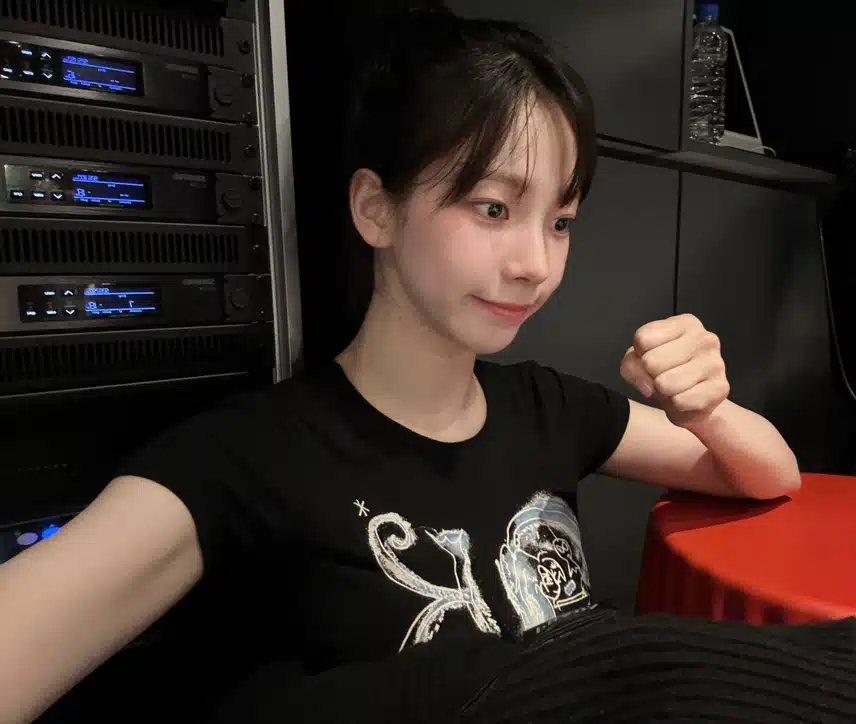 주먹쥔 카리나 귀엽다!