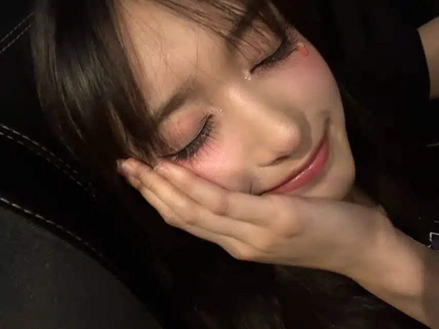 이서 눈감고 귀여운 자세