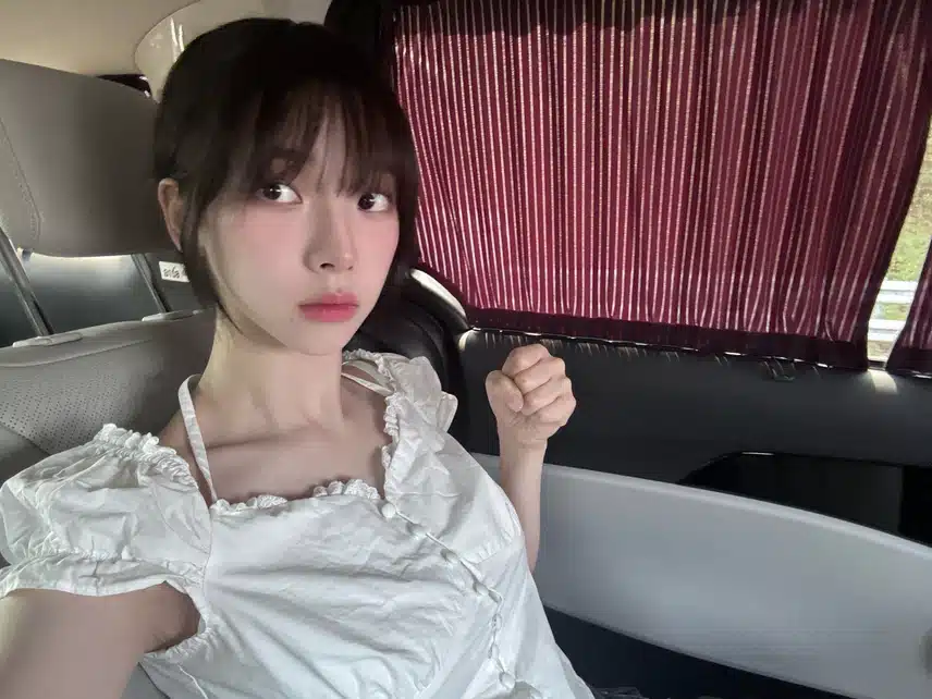 요즘 주먹 사진에 빠진듯한 카리나