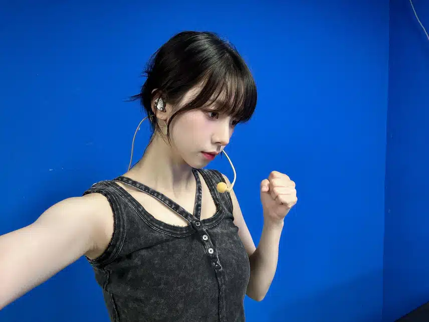 요즘 주먹 사진에 빠진듯한 카리나