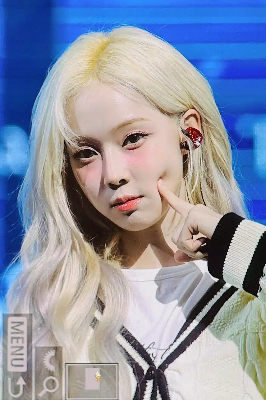 볼을 콕, 윈터 귀엽 네요